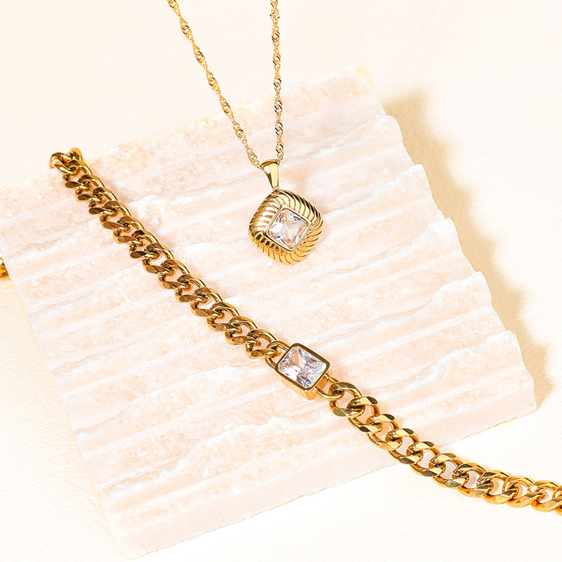 gold diamond pendant necklace